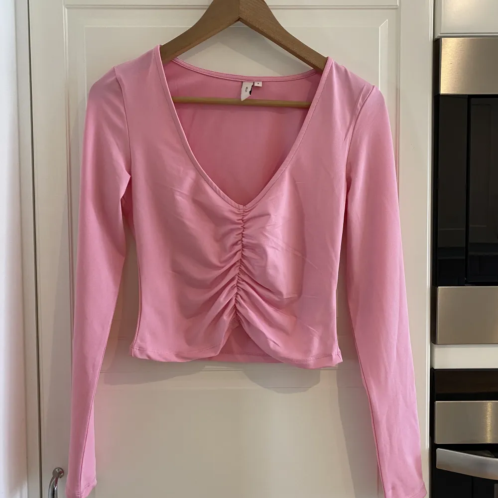 En rosa härlig tröja i svalt och skönt material i storlek s men passar xs-m pga mycket stretch.. Toppar.