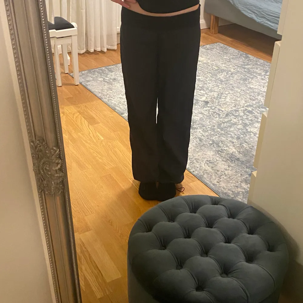 Ett par svarta sport byxor som är baggy sport material lågmidjade Low waist smärre som går att knyta i midjan om de är för stora inuti. Jeans & Byxor.