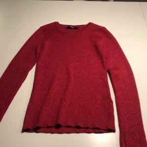 Röd stickad tröja - Glittrig stickad tröja från bikbok, använd fåtal gånger