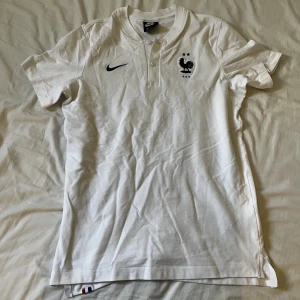 Frankrike Tröja - Ny skick, nästa aldrig använt. Har ej användning och därför vill sälja. Kom dm vid fler frågor.