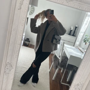 Jeans - Jeans som är köpta för nått år sedan på secondhand butik. Vet ej vart de är ifrån. Sitter verkligen som en smäck🫶🏼😁