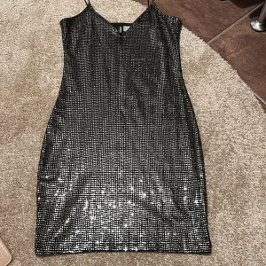 Glittrig klänning  - Glittrig klänning köpt från h&m i storlek Xs. 