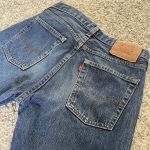 Säljer dessa jättefina Levis jeans i perfekt skick!💕 Midjemått: 38 tvärs över, Innerbenslängd: 84
