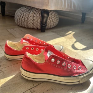 Röda Converse  - Röda Converse i storlek 37.5. Använda ett fåtal gånger så sulan är inte helt krispigt vit, men i övrigt väldigt fint skick. Skosnören finns och är tvättade! 