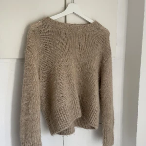 TRÖJA - Jättefin stickad tröja från HM. Endast använd ett fåtal gånger☺️