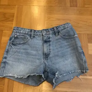 Jeansshorts från Cubus köpta förra sommaren använda än del men i gott skick.