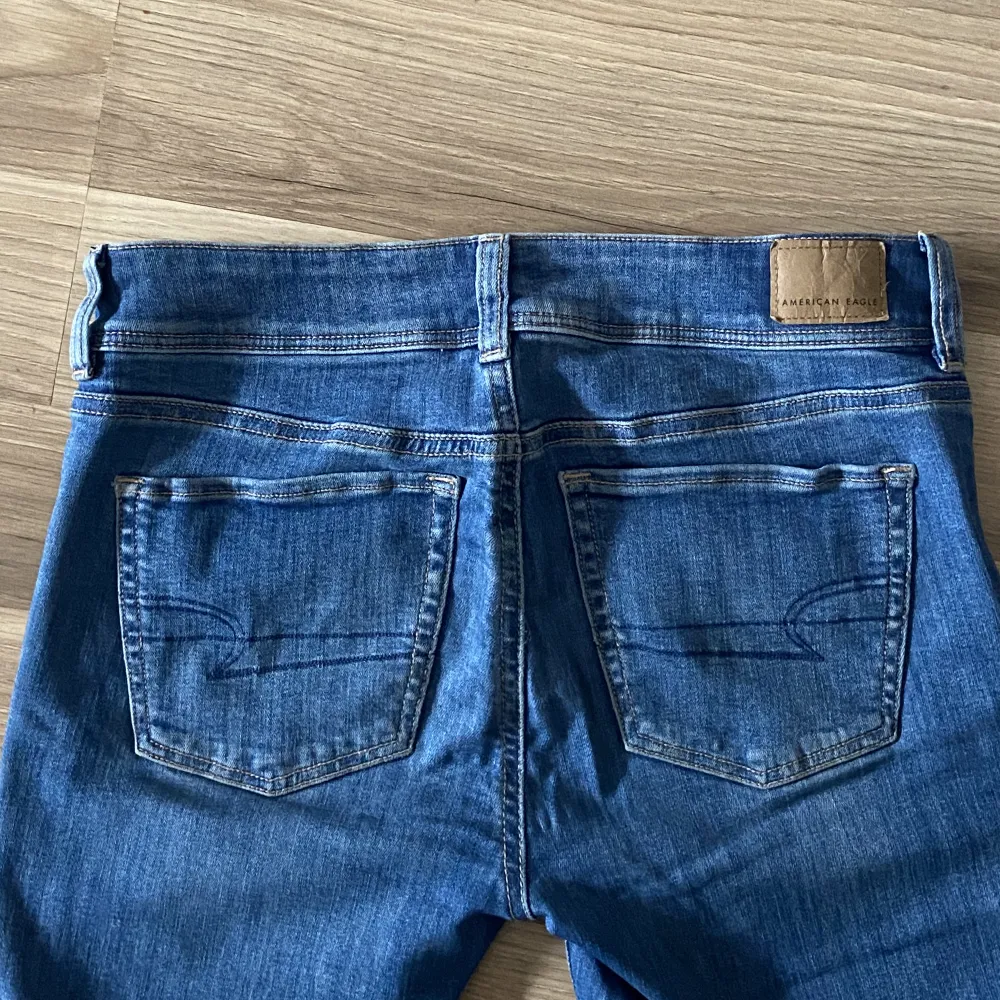 blåa jeans i fint skick 😍😍 storlek 4 som motsvarar EU36. Jeans & Byxor.