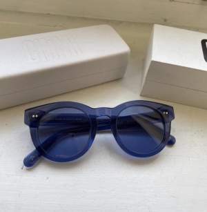 Chimi solglasögon, modell 03, färg ACAI. Jättefina och bara använda en gång, inga repor osv. Fodral, putsduk och låda finns :)