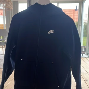 Nike Tech Fleece - Nike Tech i storlek S använd sparsamt. Fler bilder finns att få vid frågan