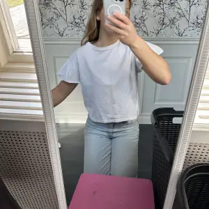En vit t-shirt med volang ärmar