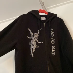 OneOfOne zip - skön OneOfOne zip hoodie utan flaws och i bra skick som passar till det mesta. storlek xl men är liten som en L