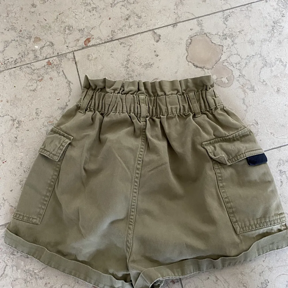 Army green H&M shorts. In good condition (no tears, they just don’t fit me anymore). High waisted. . Shorts.