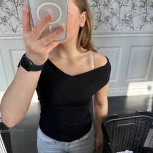 Omlott topp - En svart omlott topp från H&M i storlek xs 