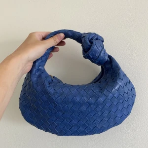 Bottega veneta  - Bottega Veneta inspirerad väska köpt på Bali för 600 kr. Aldrig använd av mig så mycket fint skick. Ser identisk ut med originalitet ❤️