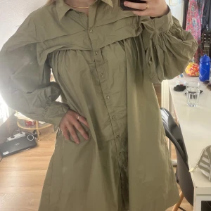 Klänning - Militärgrön skjort-klänning i nyskick från Mango!