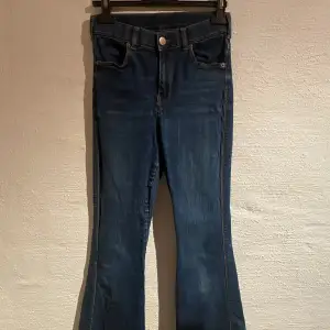 Efterlängtade vintage Bootcut jeans som är midrise. Ursnygga och är så fina till allt. 