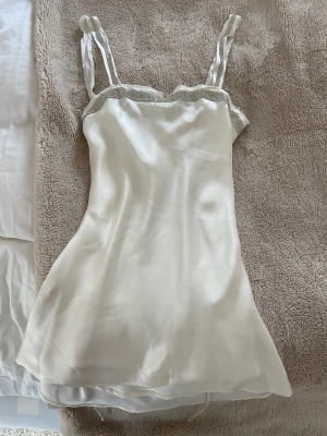 Zara klänning! Xs vit satin - Aldrig använd! 