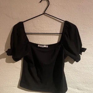 Festtopp - En superfin festtopp som inte säljs längre. Man kan ha den som offsholder eller med armar på. Perfekt till middag/ fest. 