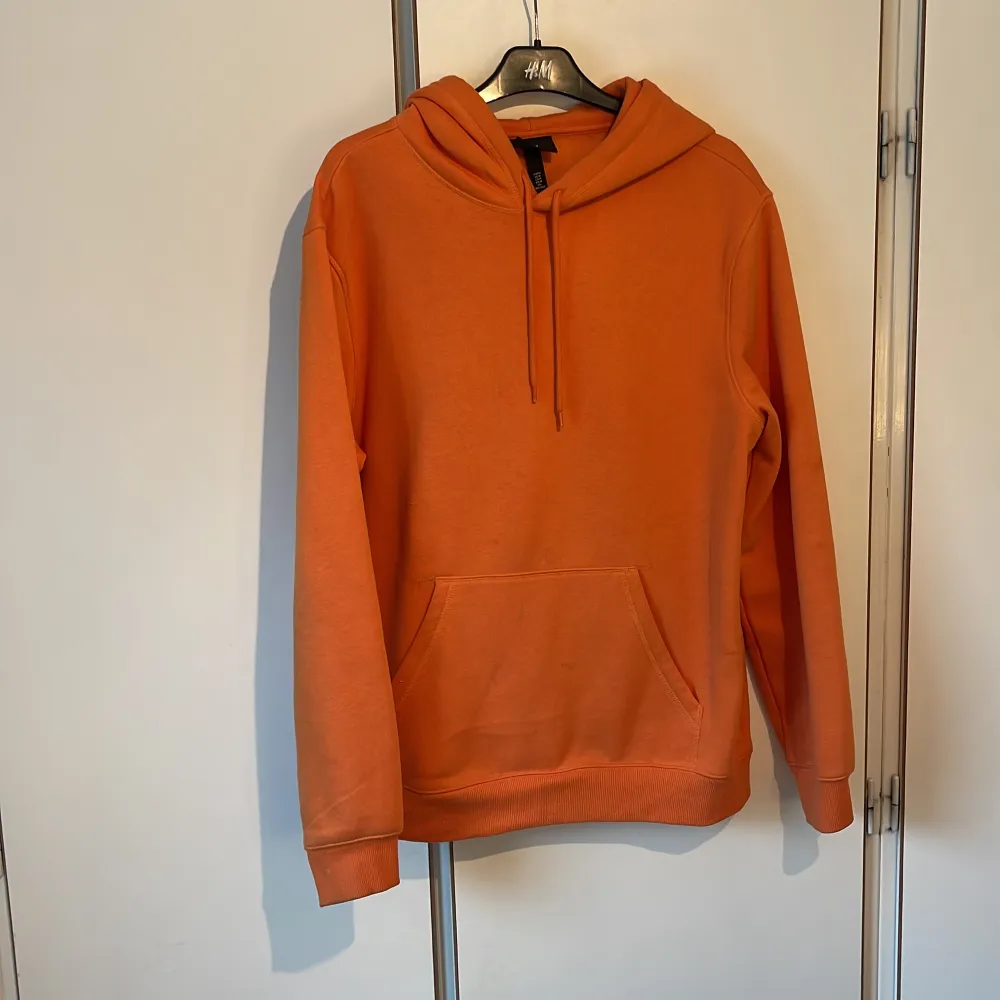 Säljer min orangea hoodie från HM. Aldrig använd och condition är som ny. Storlek M, köpt på herravdelningen. Super mysig!. Hoodies.