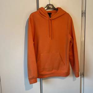 Säljer min orangea hoodie från HM. Aldrig använd och condition är som ny. Storlek M, köpt på herravdelningen. Super mysig!