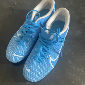 Inomhussport fotboll - Ett par inhomusskor som är till för fotboll från Nike! Storlek 40,5 Köpare står för frakt. Pris kan sänkas!