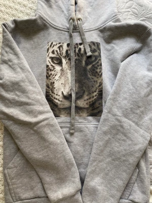 The cool elephant  - Hoodie, använd en gång. Säljer pga har för mycket hoodies då denna aldrig används. Ny skick. Köptes för 699kr.