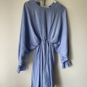 Oanvänd klänning  - Från Chiquelle, storlek S 