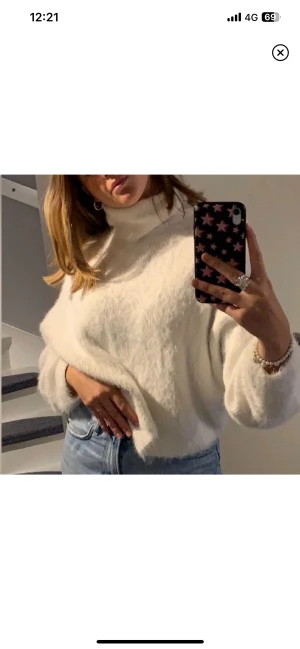 Stickad tröja - Säljer min vita stickade tröja med polokrage som är väldigt fin och mjuk. Använd ett fåtal gånger men bra skick. Storlek S men passar XS-M💞