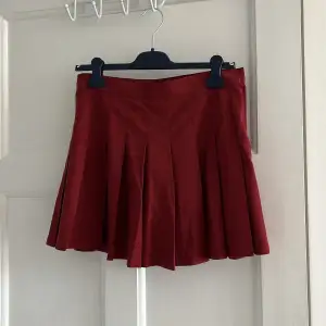 Fin kjol från monkl❤️ helt i nyskick då en använts en gång och tvättats sen dess💕 röd och fin form💕
