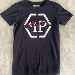 Philipp Plein T-shirt JUNIOR - Philipp Plein T-shirt junior från kidsbrandstore. Passar män i stl S