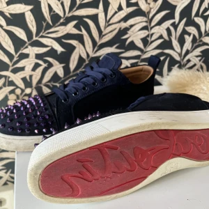 Louboutin skor -  - Storlek 44, använda ett par gånger. Unik färg, Mörkblå med lila taggar.  - Nypris 8500 kr Mitt pris 2999 kr (Retail) (Original kartong medföljer)  - KVITTO FINNS EJ - Pris kan diskuteras 