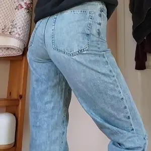 Ett par supersnygga och trendiga jeans från lindex. Säljer då dem inte passar så bra längre. De är lagade vid en av bakfickorna, men det är inget som märks av, se bild💓🫶🏻