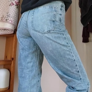 Ljusblåa jeans - Ett par supersnygga och trendiga jeans från lindex. Säljer då dem inte passar så bra längre. De är lagade vid en av bakfickorna, men det är inget som märks av, se bild💓🫶🏻