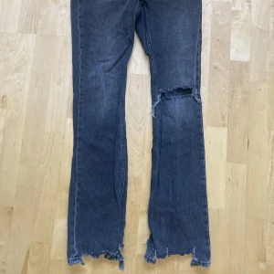 Jeans gina tricot  - Säljer dom populära jeansen från Gina i grå, dom är långa i benen och sitter som en smäck. Lite små i storleken så passar en 38/36 skulle jag säga.