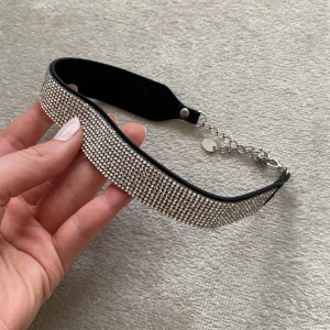 Choker med strass - Choker med strass från Montini. Aldrig använd!