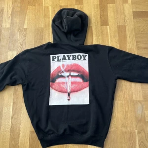 Playboy hoodie - Jag säljer nu min playboy hooodie som fortfarande är i gott skick. Den är i storlek S men sitter väldigt oversized som en L. Köparen står för frakten.