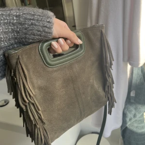 Maje väska - Säljer nu min älskade väska från maje! Superfint skick, dock har ”maje” märket suddats ut lite. Perfekta vår väskan🥰🥰🥰(självklart äkta)