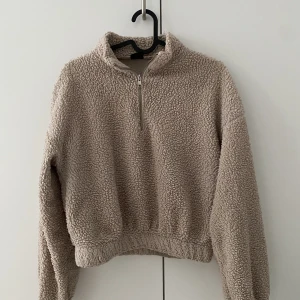 Mysig croppad tjocktröja - Använd men i fint skick🌸