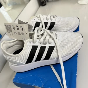 Adidas skor  - Helt nya oanvända! Storlek 37 1/3