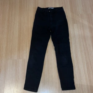 Svarta högmidjade skinnyjeans  - Inga tecken på användning 