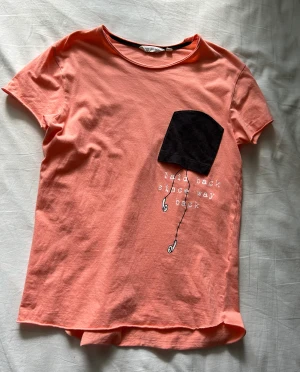 T shirt - Det är en orange T-shirt som knappt är använd, skriv privat för fler bilder. 