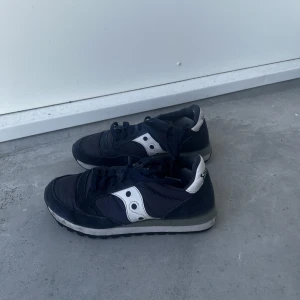 Saucony sneakers - Saucony sneakers i marinblå färg. Inga hål eller liknande (vad jag kan se) använt skick men inga skador/slitningar på undersidan:) strl: 38. 