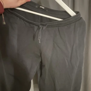 Bikbok mjukis  - Säljer de populära lågmidjade byxorna från Bikbok. Storleken är M men har råkat krympa de lite i tvätten. Skulle uppskatta de som S nu plus att längden har blivit ca 5 cm kortare, jag är 168 och de satt bra på mig innan de krympte. 