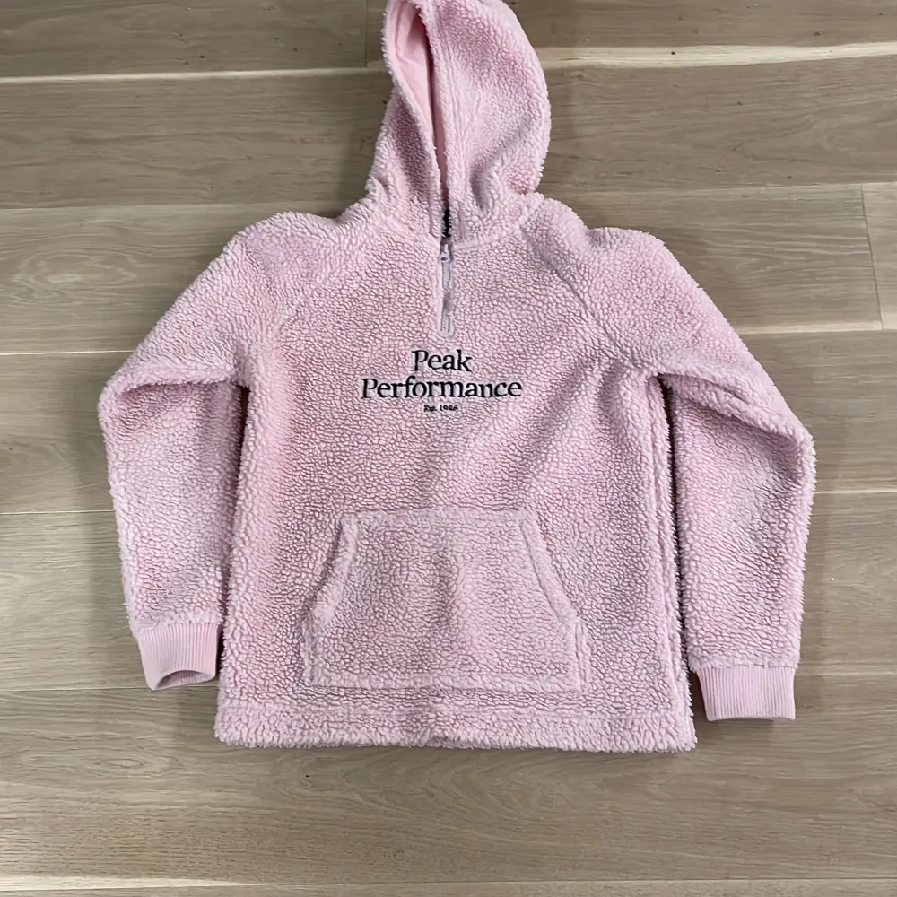 Fluffig rosa hoodie från peak performance i storlek 160. Köpt för 900 men säljer för 600kr. Aldrig använd. Kontakta mig vid intresse och om du vill ha fler bilder. . Hoodies.