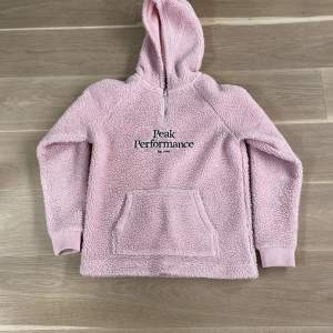 Fluffig rosa hoodie från peak performance i storlek 160. Köpt för 900 men säljer för 600kr. Aldrig använd. Kontakta mig vid intresse och om du vill ha fler bilder. 