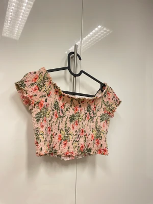 Gullig topp - Gullig topp från HM storlek M! Smockad i ett gulligt blommigt tyg!  Inte använd så mycket! 