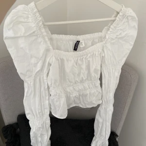 Vit blus med puffärmar - Jättefin topp i nyskick!💘