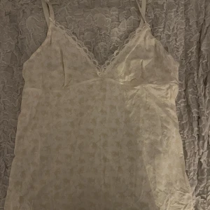 Söt sommartopp med spets - Säljer detta jättefina linne med spets och justerbara band. Kontakta för mer info eller bilder💕