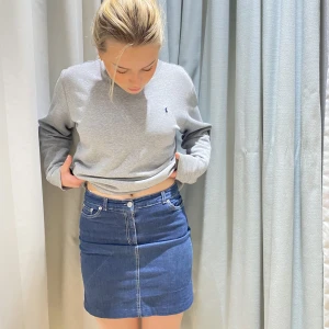 Jeans Kjol - Säljer nu min jeans kjol som jag köpte förra sommaren som nästan aldrig kommit till användning. Jättesöt nu inför sommaren. Köparen står för frakten! ❤️‍🔥