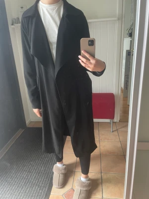 Tunn kapp - Säljer denna tunnare kappa från bikbok då den bara hängt i garderoben senaste åren. Väldigt fint skick och inga defekter💕